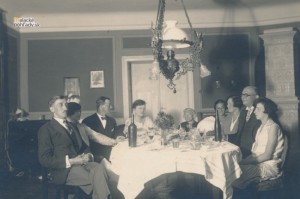 1928. Rodinné stretnutie u Jávorovcov. Aladár Jávor je úplne vľavo.