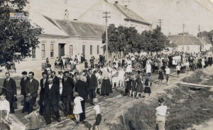 Pohrebný sprievod v Malackách v roku 1934
