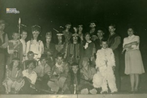 Emília Jakubcová so svojimi žiakmi v hre Brána Slnka