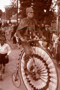 Cyklisti v Malackách. Ilustračná fotografia (1934)