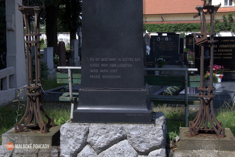 Historický náhrobok Bittnerovcov v Malackách