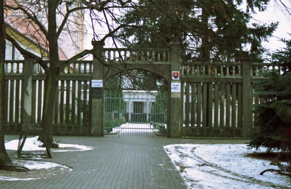 Brána, ktorá vedie do školy