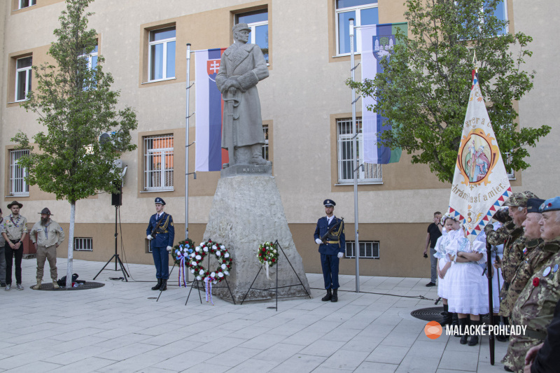 Socha M. R. Štefánika, Mierové námestie Malacky