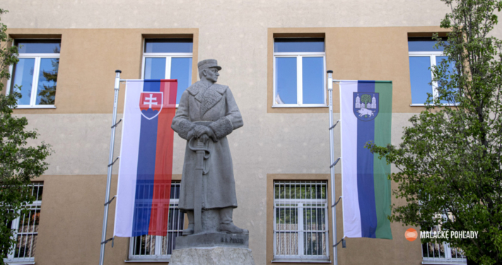 Socha M. R. Štefánika, Mierové námestie Malacky