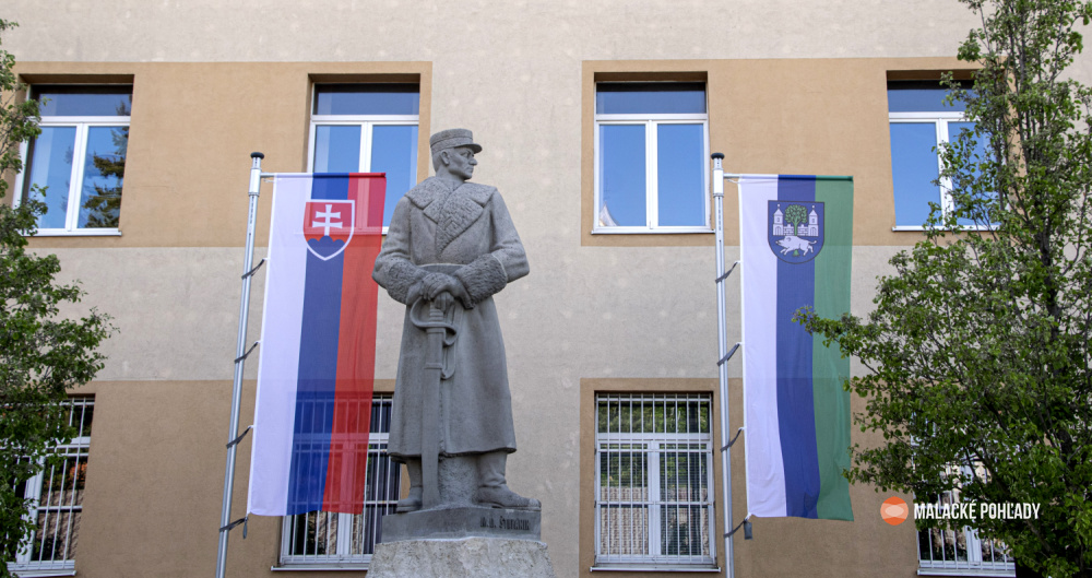 Socha M. R. Štefánika, Mierové námestie Malacky